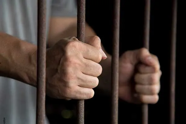 Dictan 20 años de prisión a hombre que violó a una adolescente prima de su pareja