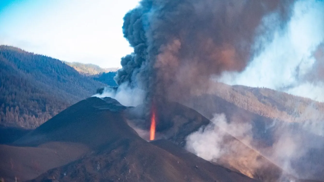 El volcán de La Palma sigue estable, pero mantiene su fuerza tras 40 días