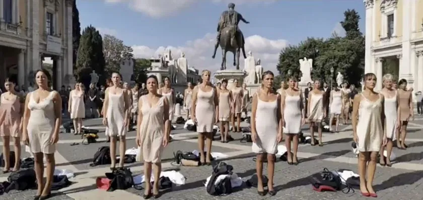 Azafatas de Alitalia se desnudan para protestar por cierre de aerolínea