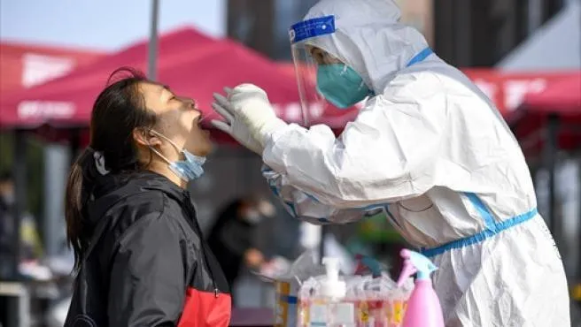 China confina una tercera ciudad por los últimos rebrotes del coronavirus