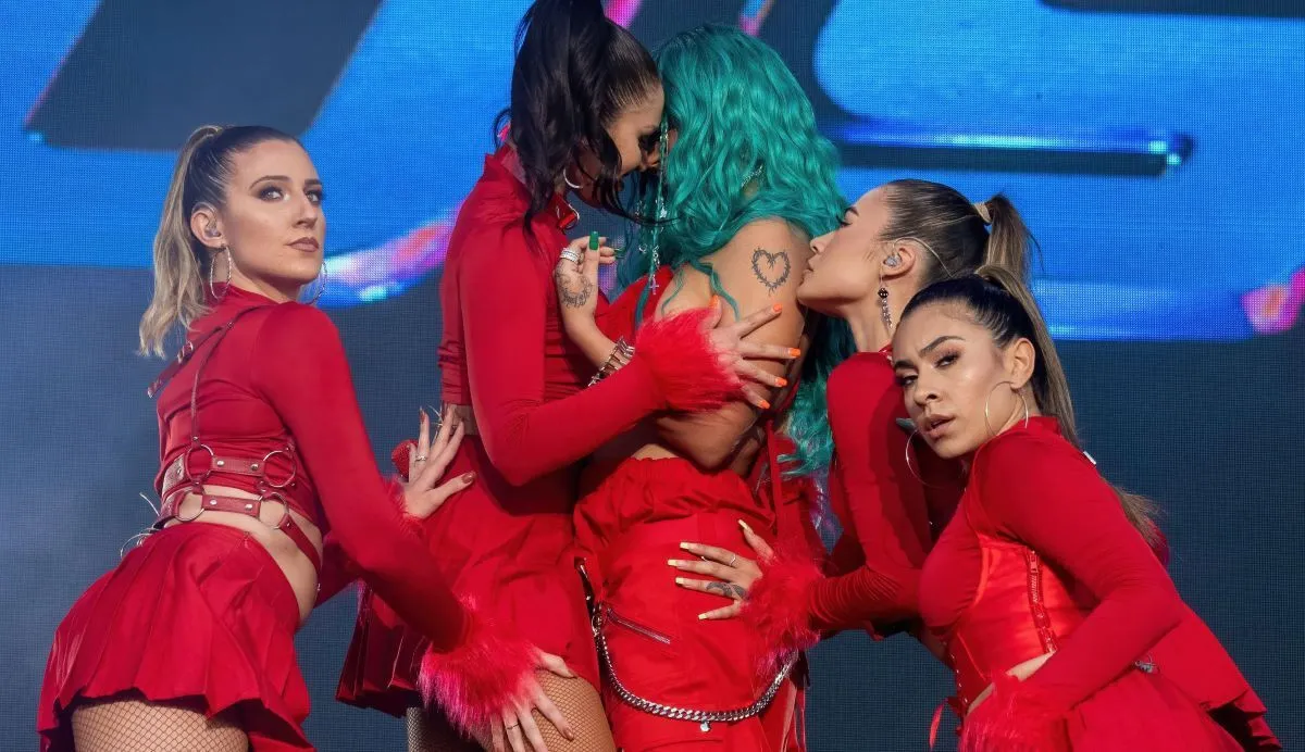 Video: Karol G besa a una bailarina en pleno concierto; acción causa furor en sus seguidores