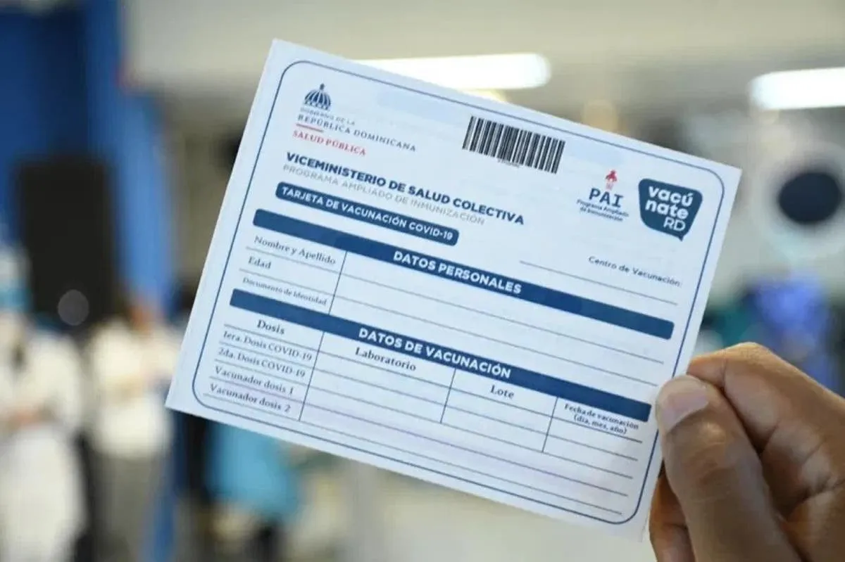 Continúan largas filas para conseguir duplicado de tarjeta de vacunación