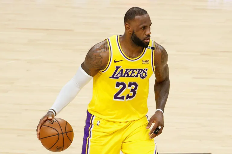 LeBron James es baja de Lakers ante Spurs por molestias en el tobillo derecho