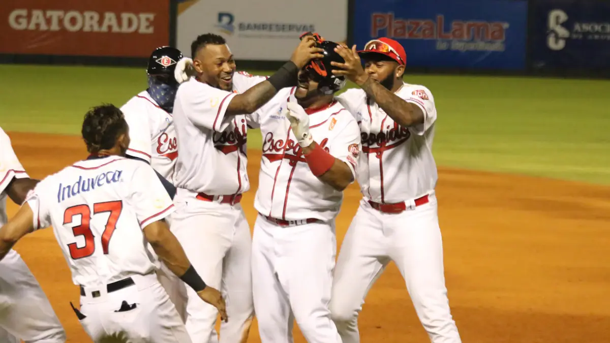 Video: Hit de Pujols deja al Licey en el terreno
