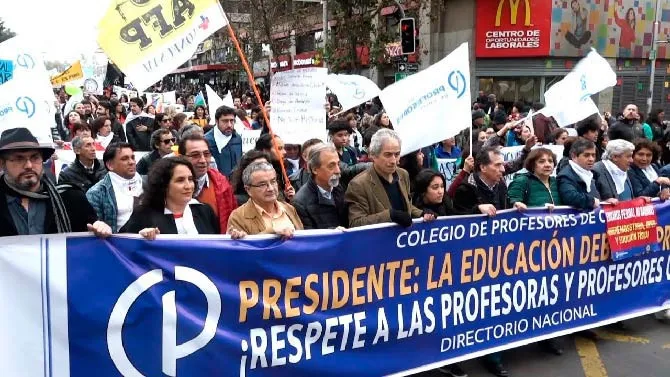 Profesores en huelga marchan en Chile para exigir mejoras de los trabajadores