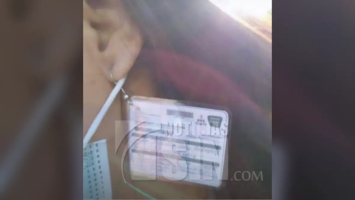 Desde aretes hasta llaveros, creatividad para presentar tarjeta de vacuna Covid-19