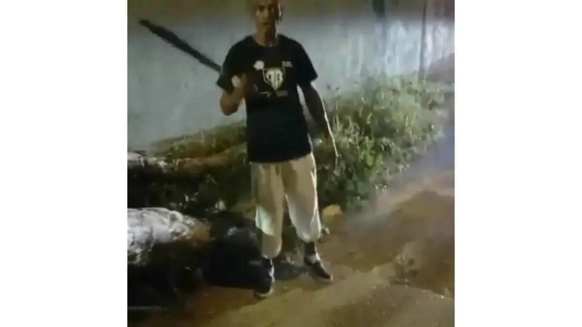 Con disparos al aire, policías tratan de quitarle machete a un hombre