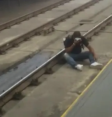Video: Joven cae a rieles en estación del metro María Montez tras supuestamente sufrir mareo