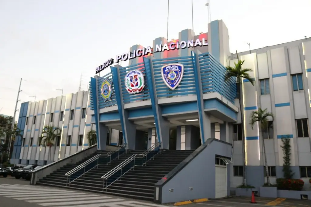 VIDEO: Supuesto capitán PN se altera en cuartel exigiendo que liberen a su hijo