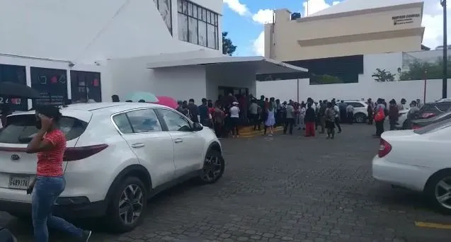 Golpes y desorden para obtener duplicado de las tarjetas de vacunación