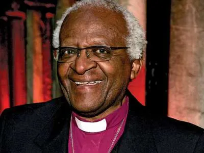 Dalai Lama entre otras figuras homenajean a Desmond Tutu en su 90 cumpleaños