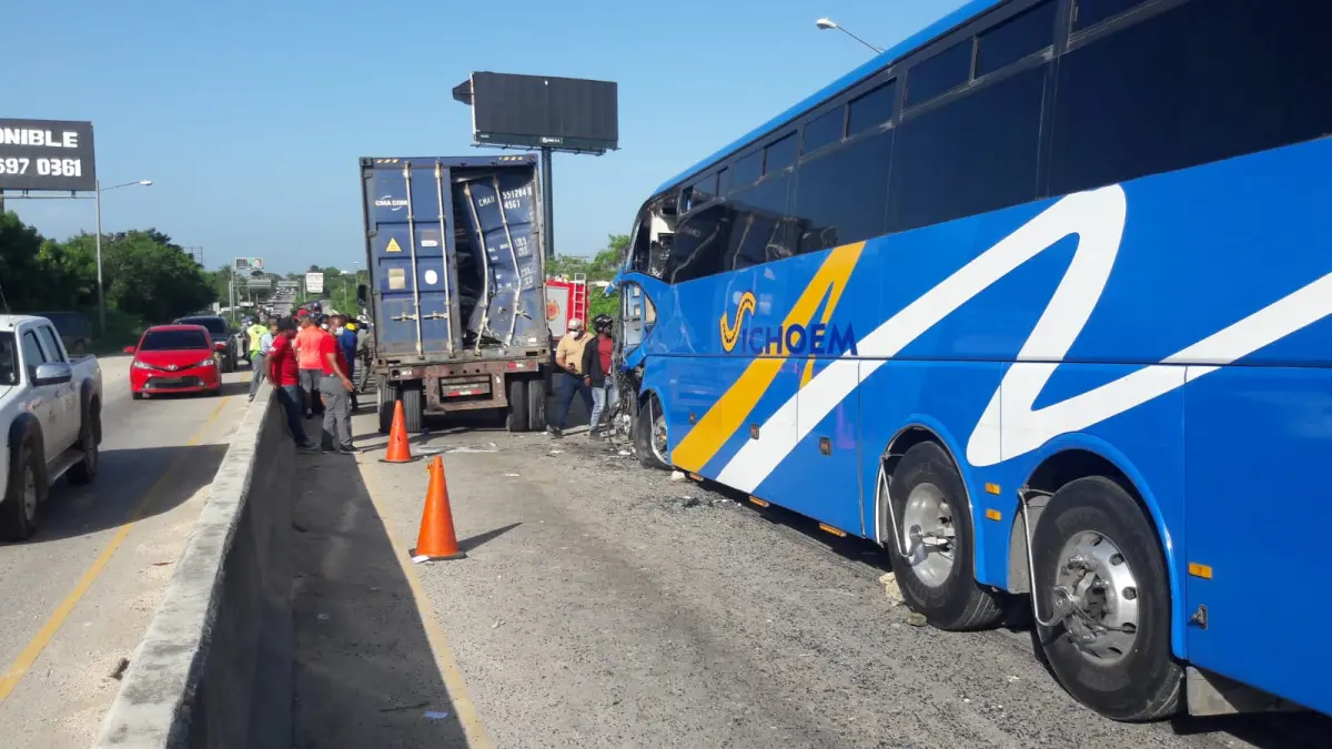 Un herido al accidentarse autobús con camión averiado en La Romana