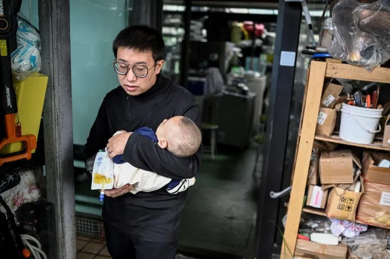 Padre chino desarrolla laboratorio en su propia casa para salvar a su hijo
