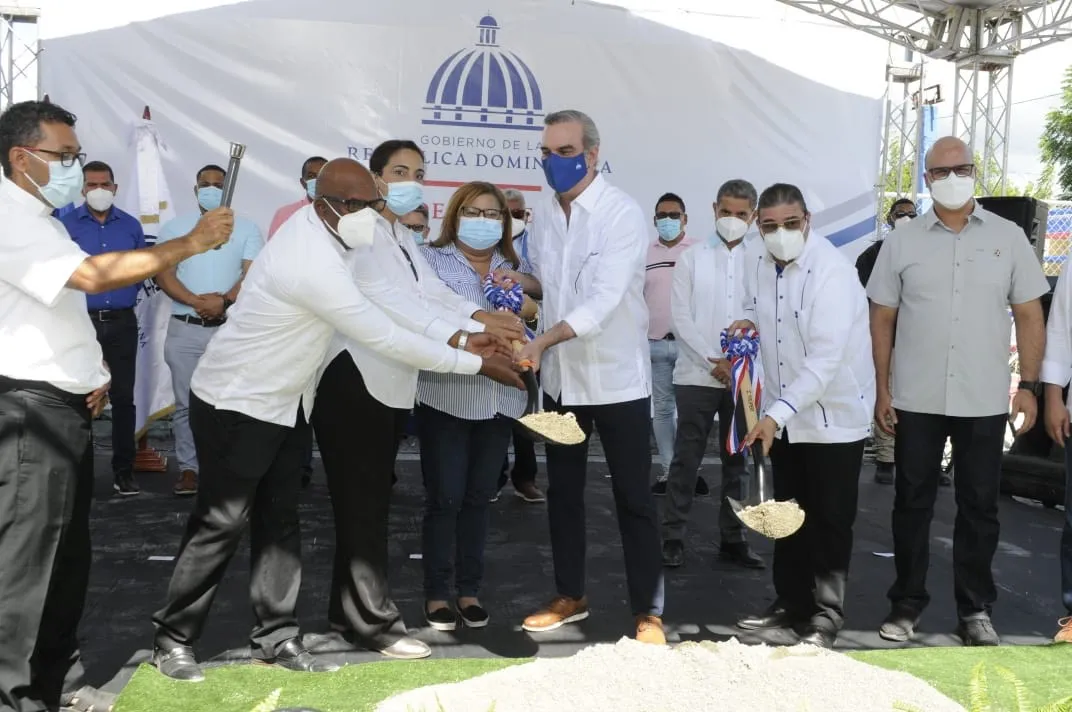 Presidente Abinader da primer palazo para construir primer Centro Deportivo Comunitario región Sur