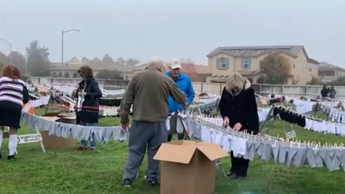 Una ONG rompe el récord de la línea de calcetines más larga del mundo con 40.000 pares repartidos en 11 kilómetros