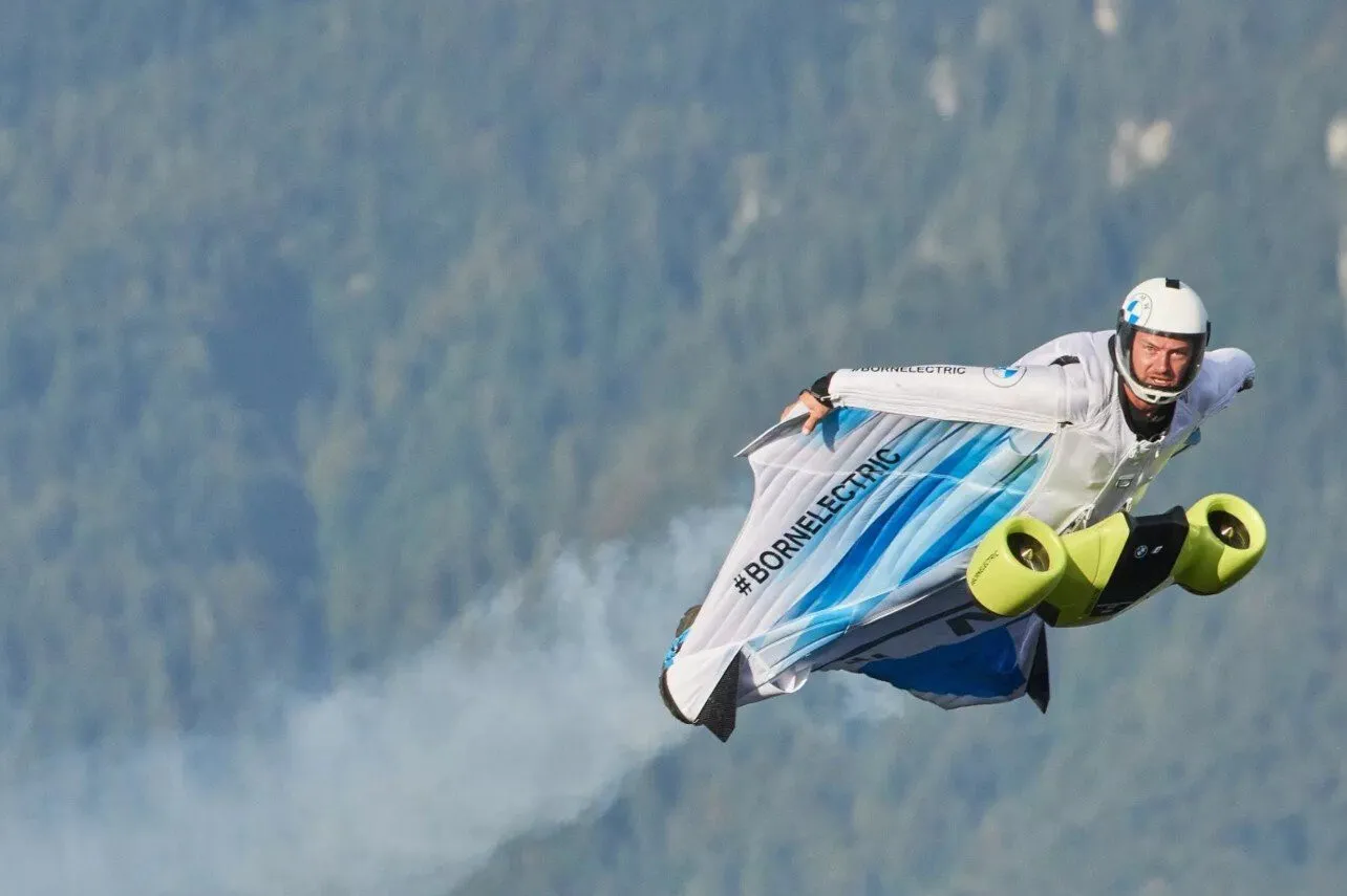 Video: Realizan salto en paracaídas con primer traje de alas eléctrico del mundo