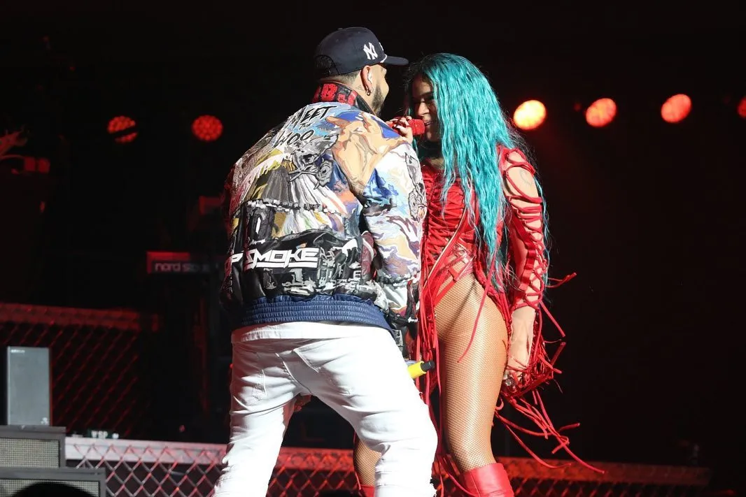 Anuel AA sorprende a Karol G en pleno concierto en Puerto Rico