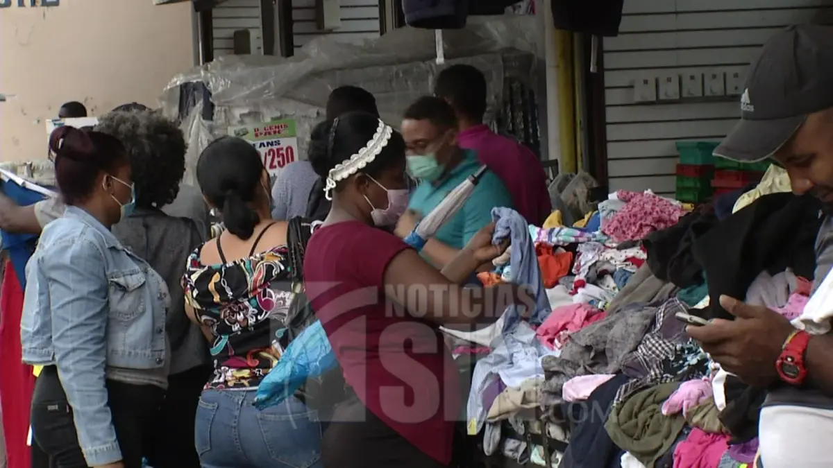 Ciudadanos se quejan del aumento los precios de ropa de paca