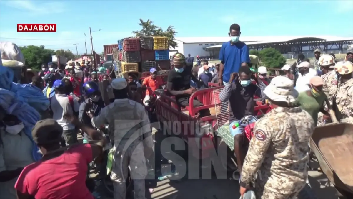 Miles de haitianos intentan cruzar la frontera para conseguir combustibles