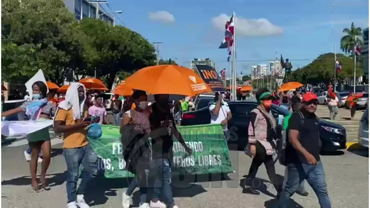 Grupos feministas marchan hacia el Congreso Nacional por la inclusión de las tres causales