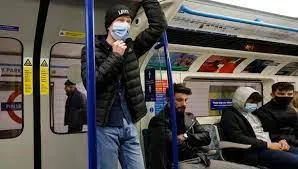 Reino Unido apuesta por mascarillas y más vacunas contra variante ómicron