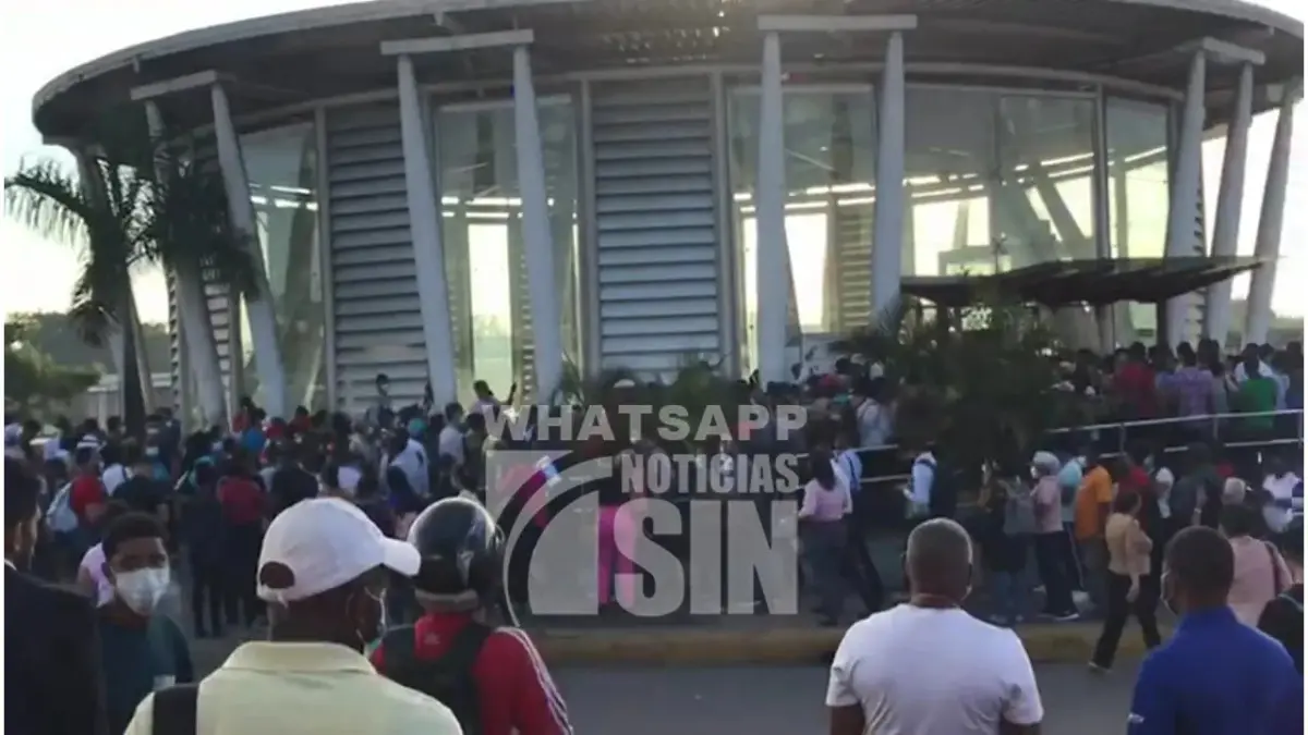 Caos en estación María Montez al momento de pedir tarjeta y cédula