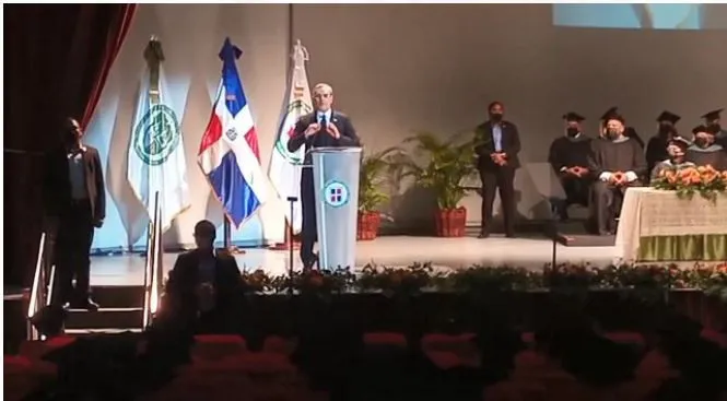 Abinader insta a jóvenes graduandos a liderar el cambio y el futuro del país