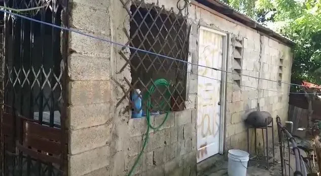 Video: Haitianos prenden fuego a una vivienda con una familia completa dentro