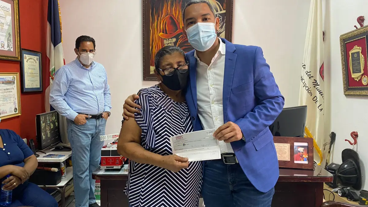 Grupo farmacéutico GBC auxilia a familias de bomberos que murieron en incendio en La Vega