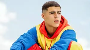 Lunay comparte su travesía musical y el amor a su comunidad en un documental de Youtube