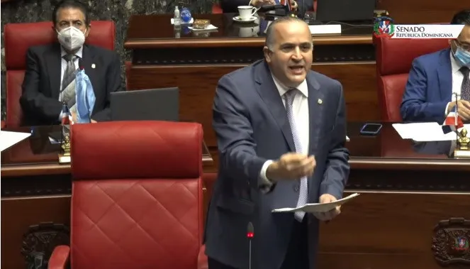 Tras revelaciones de El Informe, Victoria Yeb dice renunciaría si demuestran contratos siendo senador