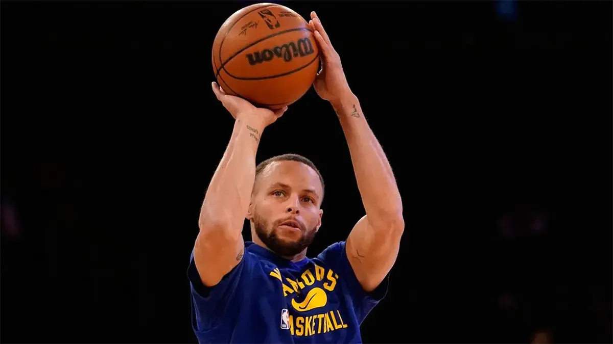 Stephen Curry supera a Ray Allen y se convierte en el máximo triplista de la NBA
