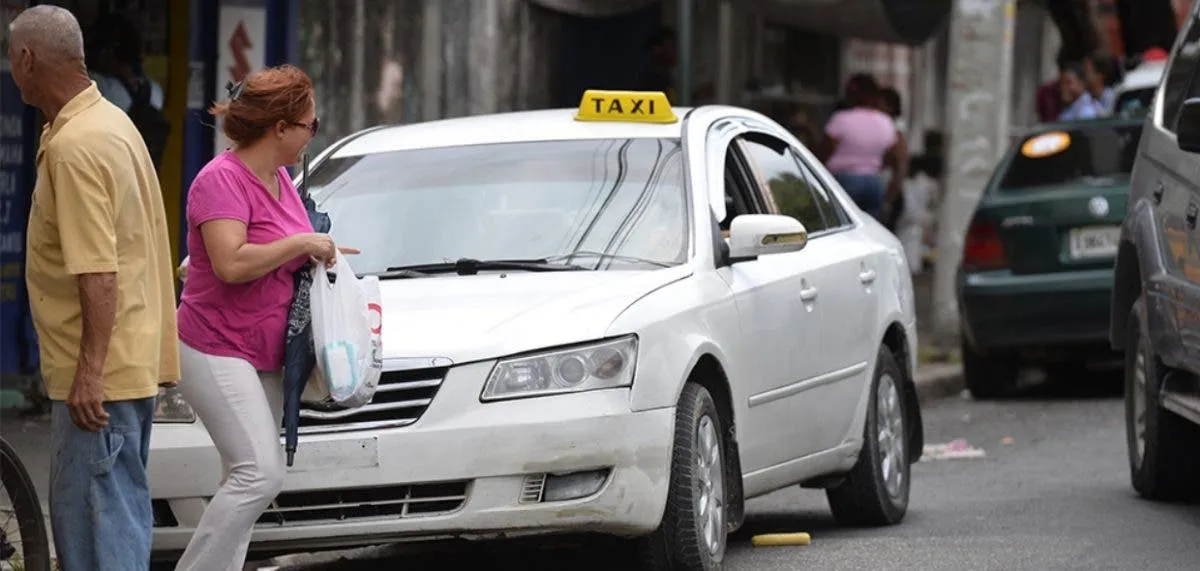 Este martes entra en vigencia normativa del INTRANT que regula servicio de taxis