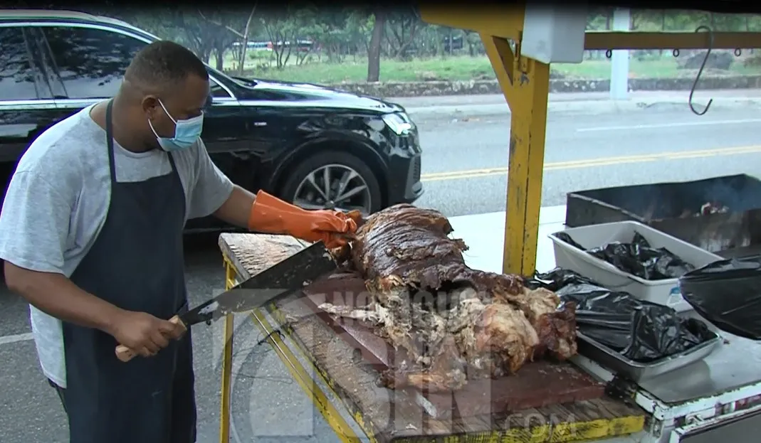 Quejas por incremento en precio de la carne de pollo y cerdo asado
