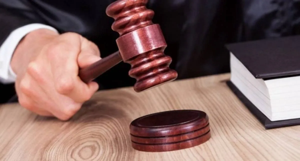 Condenan a 20 años de prisión a un hombre por violación a su hijastra adolescente