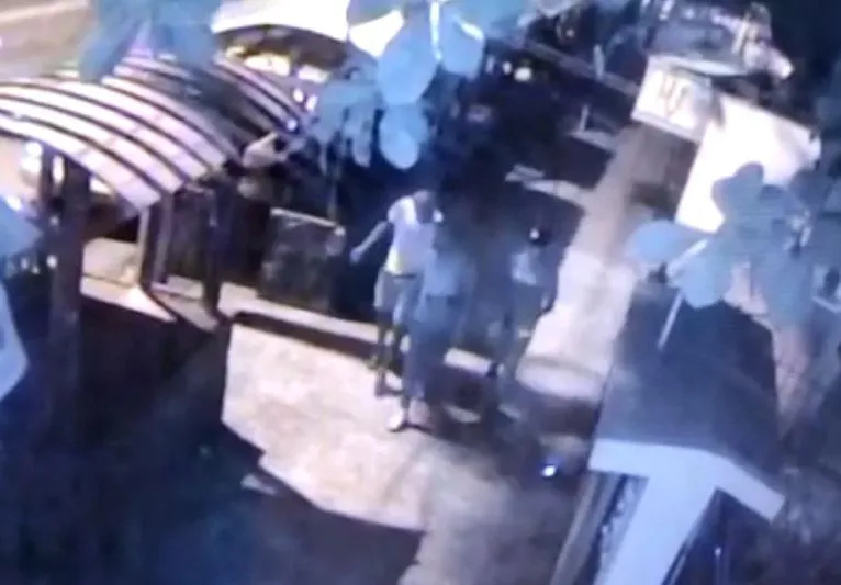A plena luz del día, delincuentes atracan a punta de pistola a hombre en Los Guandules
