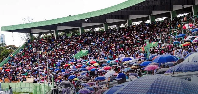Ministro de Salud dice hay que “ser amables” con organizadores de eventos sin permisos para lograr “evitarlos”