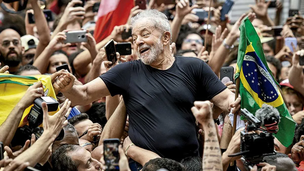 Lula sería elegido presidente de Brasil sin disputar balotaje, según sondeo