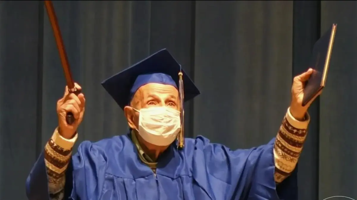 Veterano de la Segunda Guerra Mundial celebra haber recibido diploma bachillerato a los 97 años