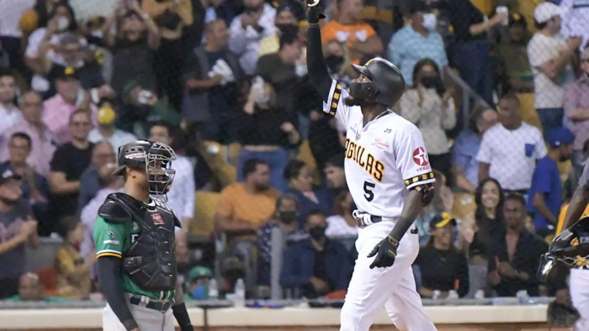 Águilas triunfan ante las Estrellas y quedan solos en segunda posición