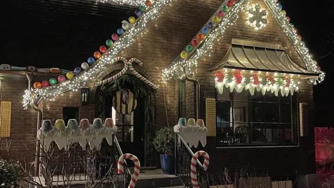 Mujer decide transformar su hogar en una casa de jengibre a tamaño real para fiestas de Navidad