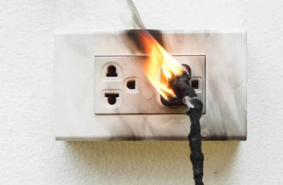 Alexa le dijo a una niña que insertara monedas en un enchufe de pared