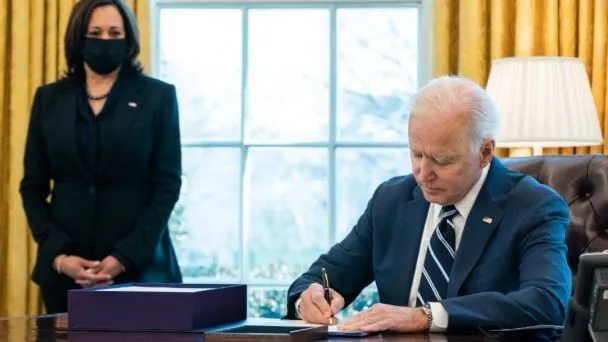 Biden firma la ley que suspende el techo de deuda y evita el impago