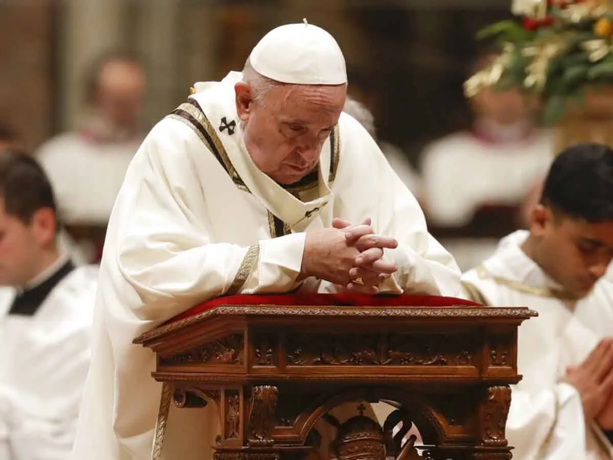 El papa: No vivamos una Navidad falsa y comercial