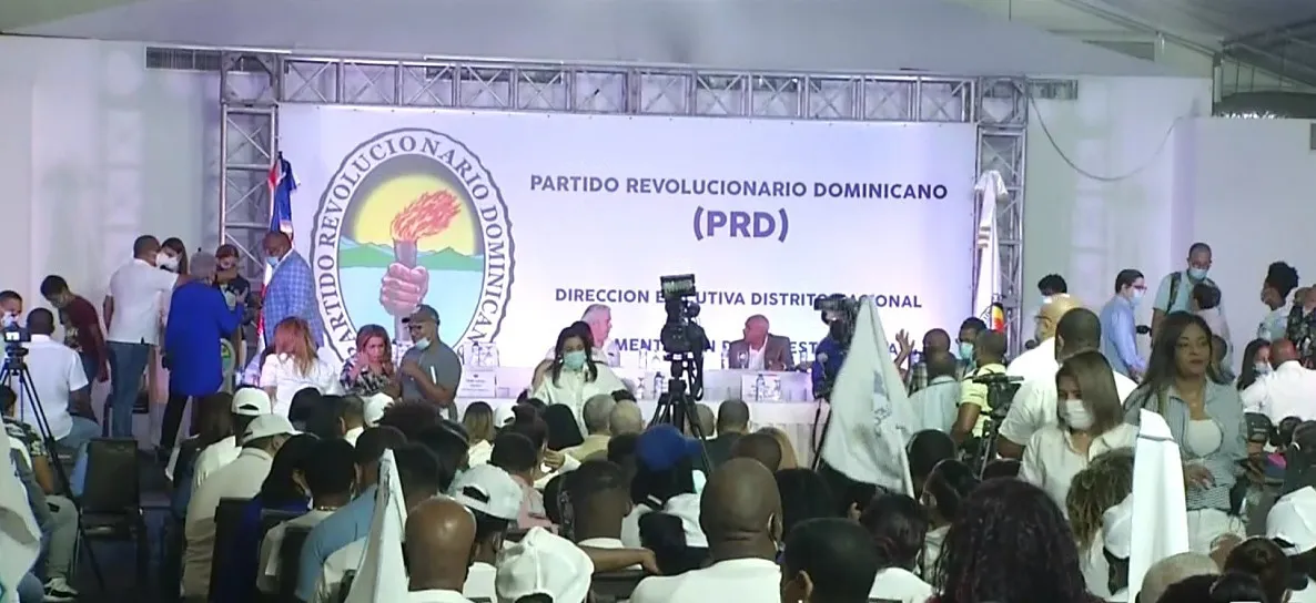 Bernardo Vega: Tenemos que sentirnos avergonzados de nuestros políticos