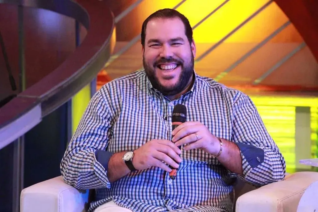 Víctor Gómez Casanova debuta como voz comercial de las Águilas Cibaeñas