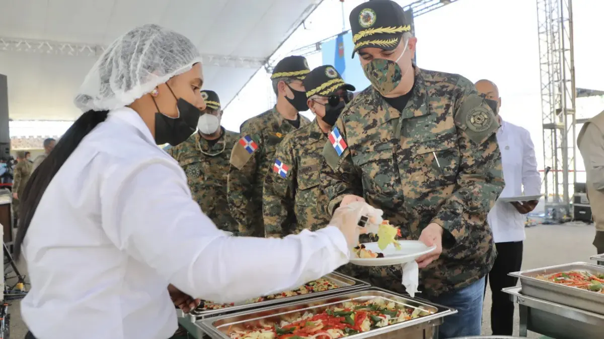 Abinader almuerza con militares de puestos en Elías Piña