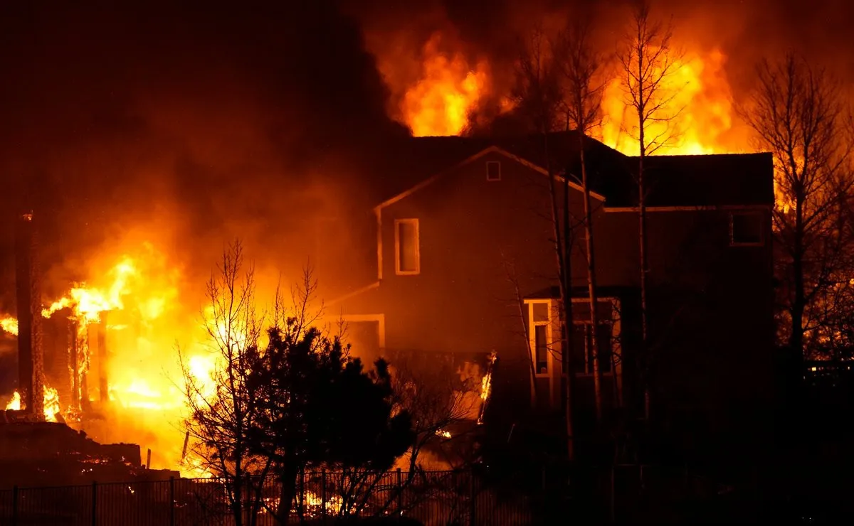 EEUU reporta 30.000 evacuados por incendios fuera de control en Colorado