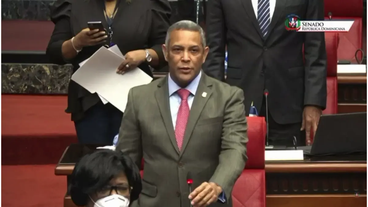 Senadores rinden un minuto de silencio por Tano Kao y otros fallecidos