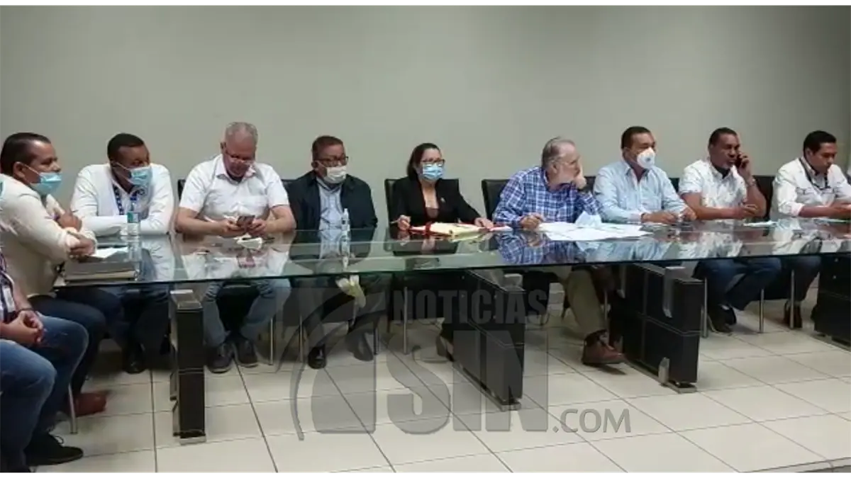 Ministro de Economía realiza diálogo para solucionar  Boca de los Ríos